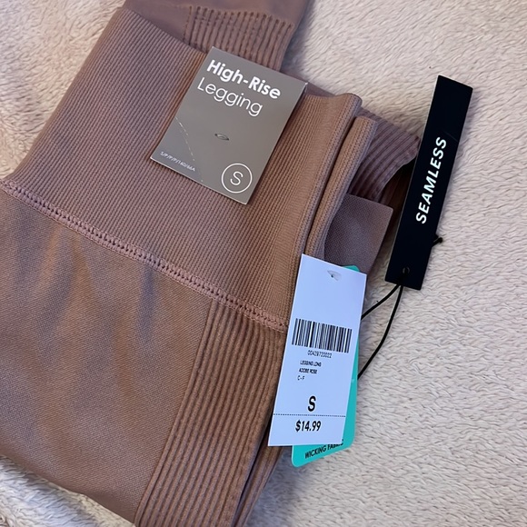 Brand new seamless Leggings Forever 21 - Picture 3 of 3